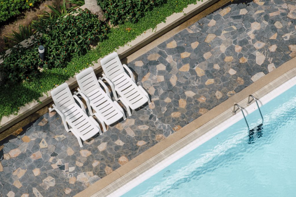 comment amenager le contour dune piscine pour un espace harmonieux et securise 1