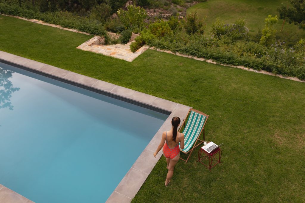 comment decorer le tour dune piscine pour un espace convivial et elegant 3