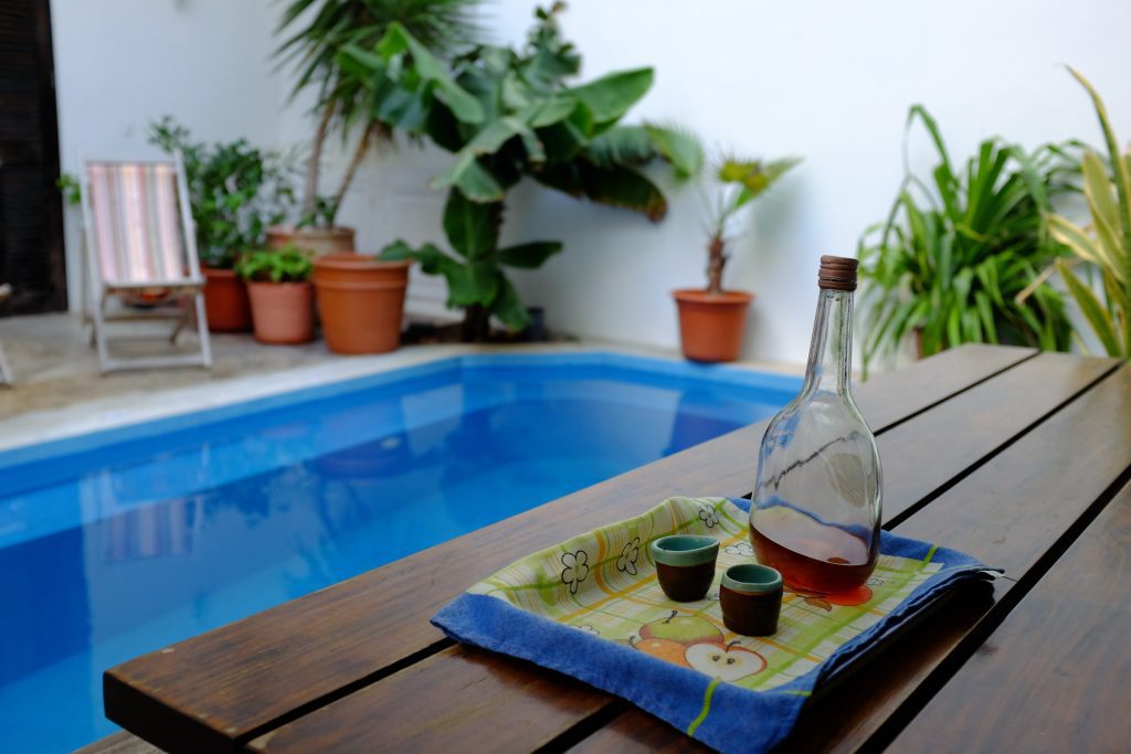 comment decorer son pool house pour un espace convivial et esthetique 1