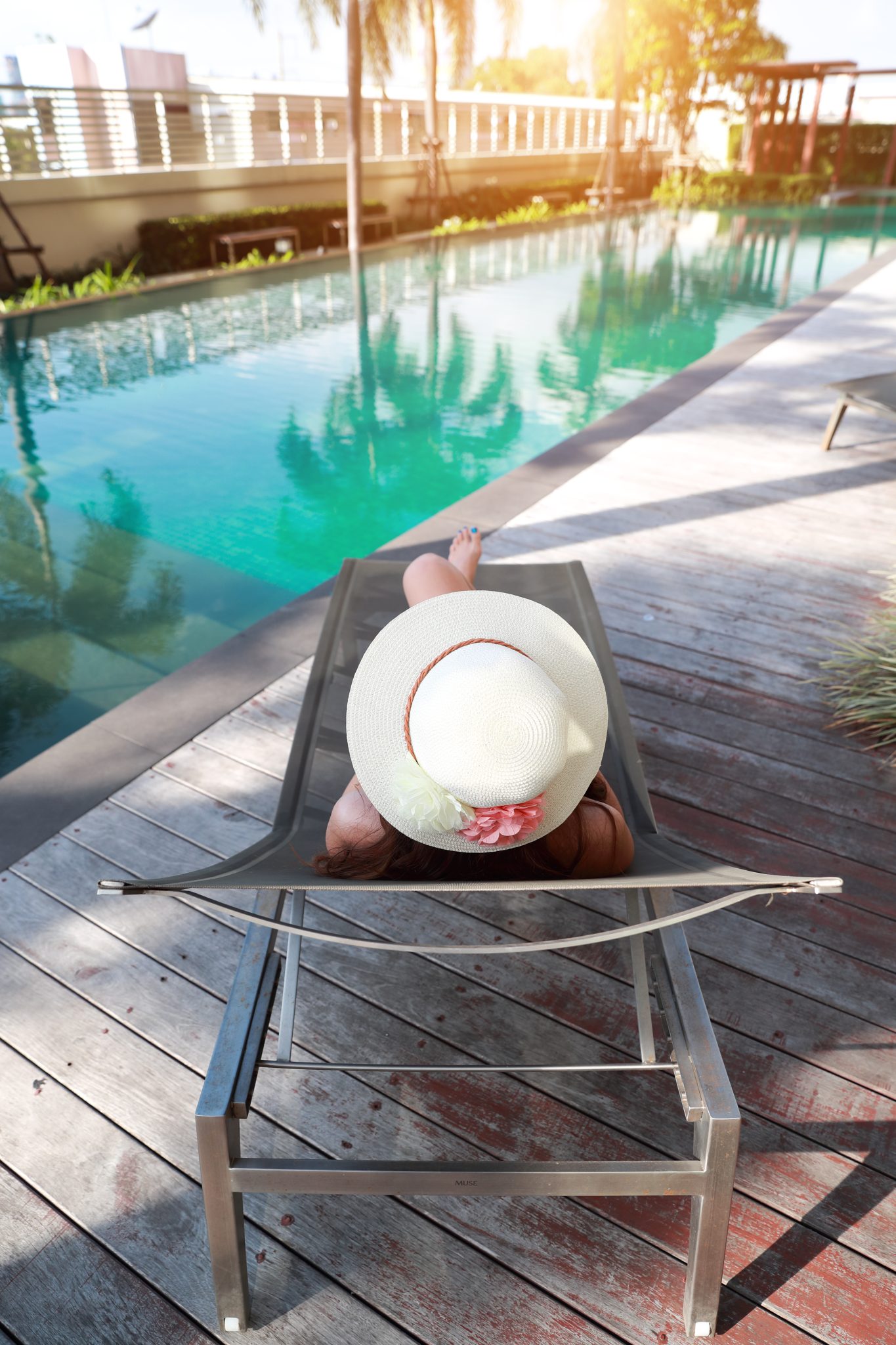 Chaises et table près de la piscine, offrant un espace de détente idéal.