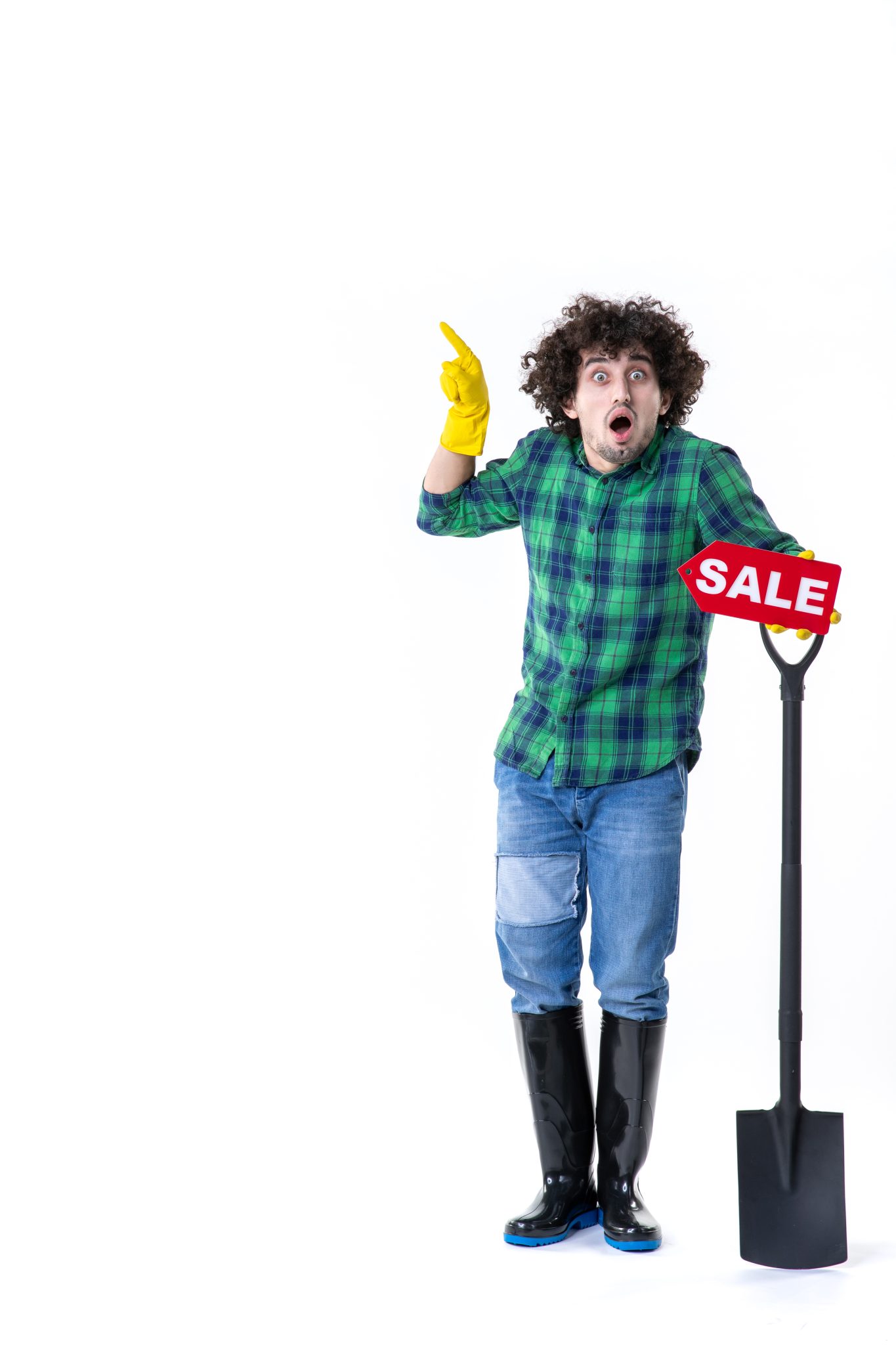 Un jardinier tenant une pelle avec une inscription de vente, sur un fond blanc.