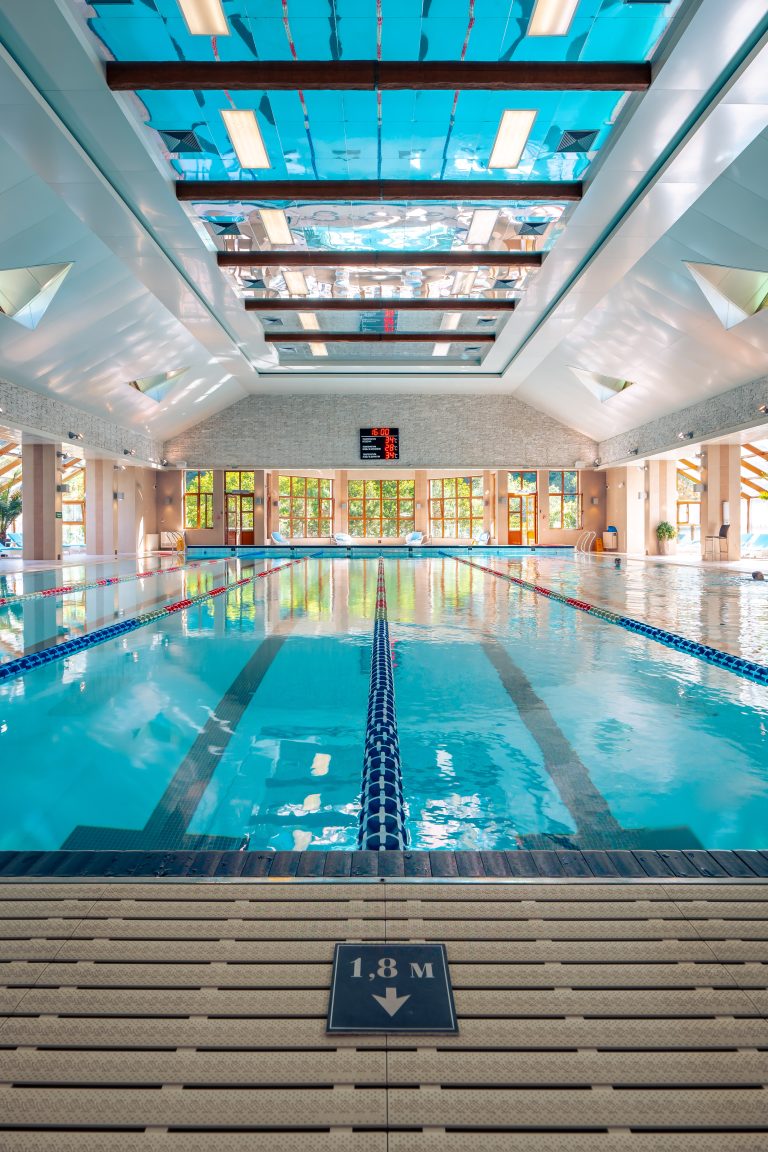 Une piscine intérieure avec des lumières douces et une atmosphère relaxante.