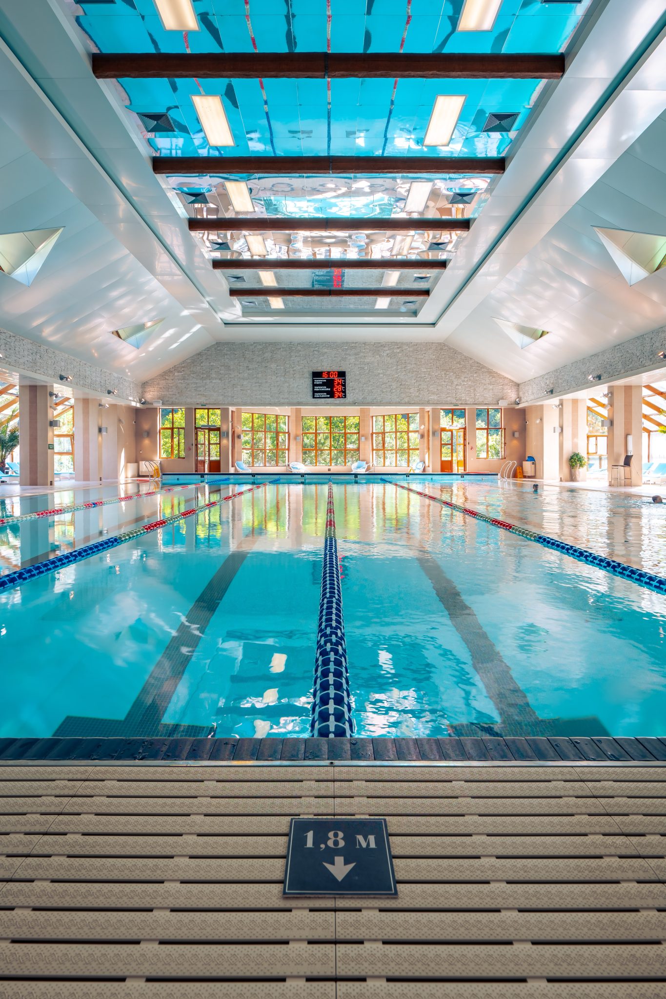 Une piscine intérieure avec des lumières douces et une atmosphère relaxante.