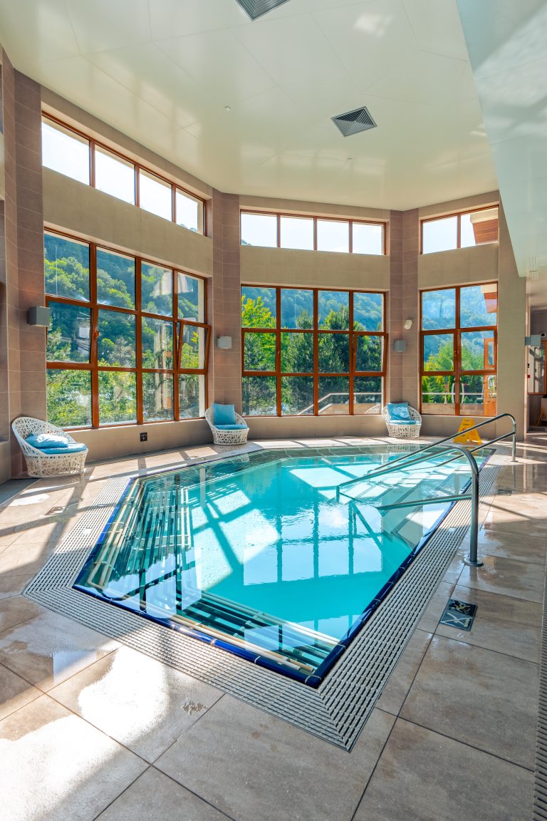 Une piscine intérieure relaxante dans un complexe de luxe.