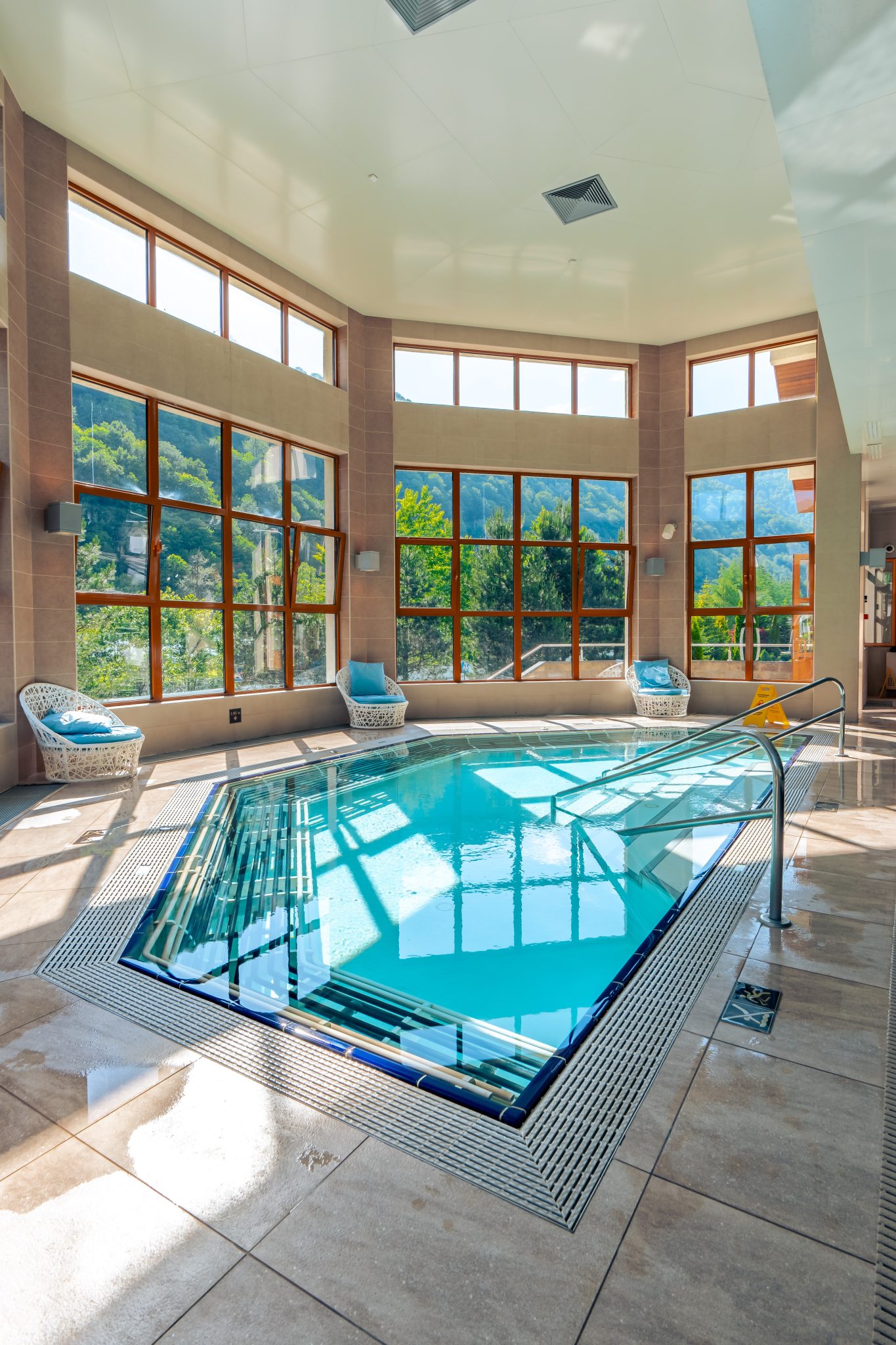 Une piscine intérieure relaxante dans un complexe de luxe.