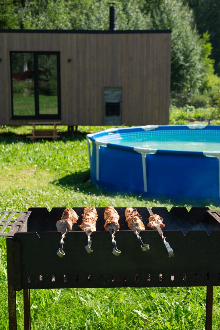 Barbecue d'été avec piscine et sauna en arrière-plan