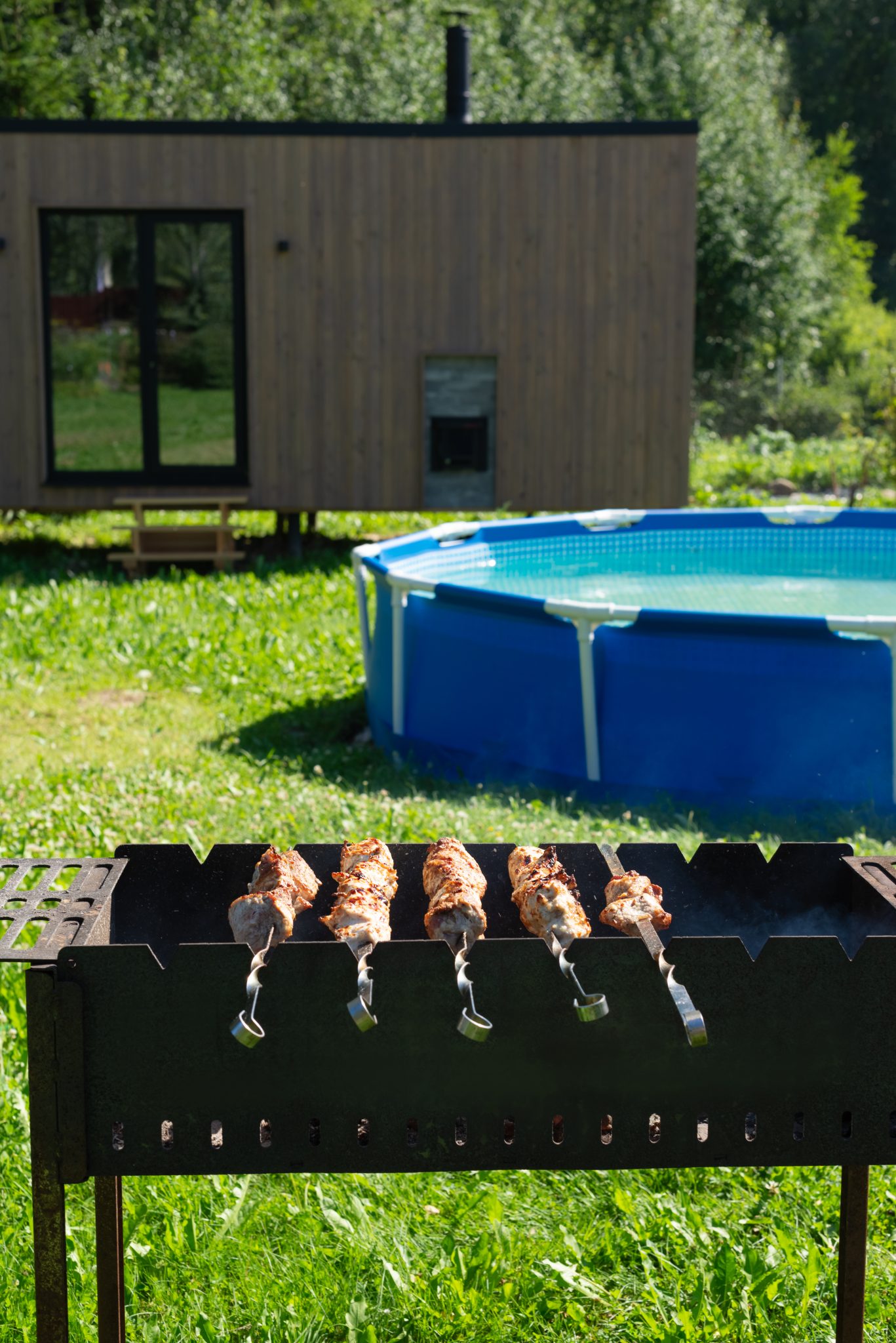Barbecue d'été avec piscine et sauna en arrière-plan