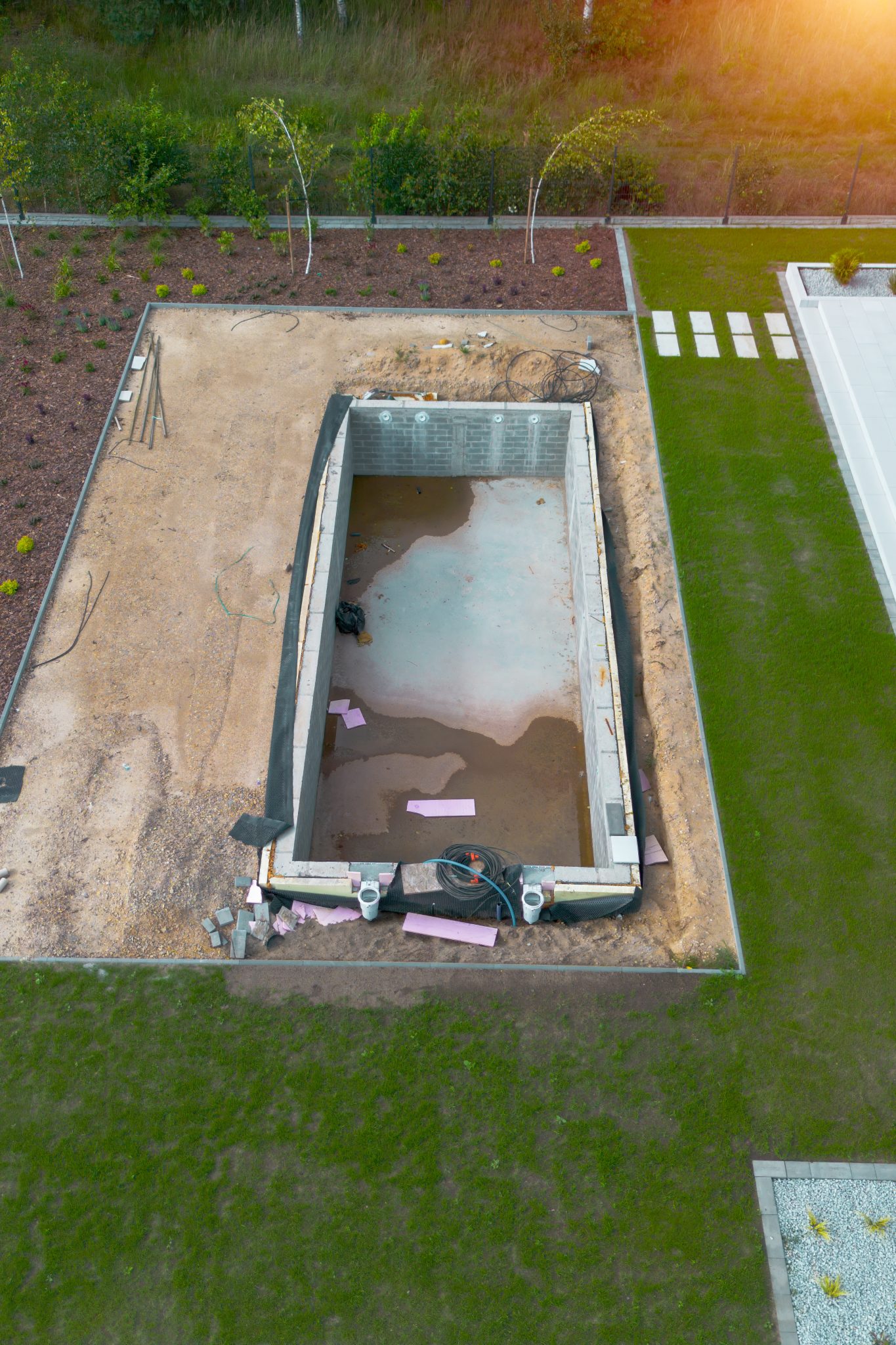 Site de construction d'une maison avec piscine et jardin arrière