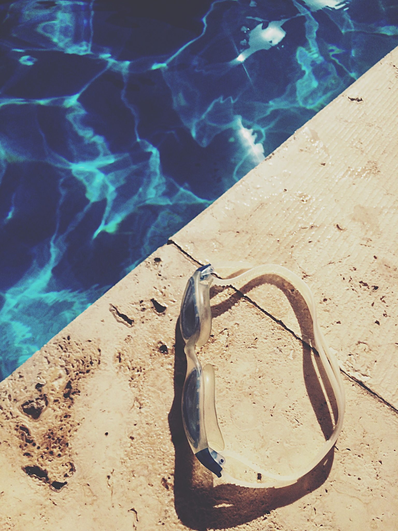 Vue aérienne d'une piscine esthétique et accueillante