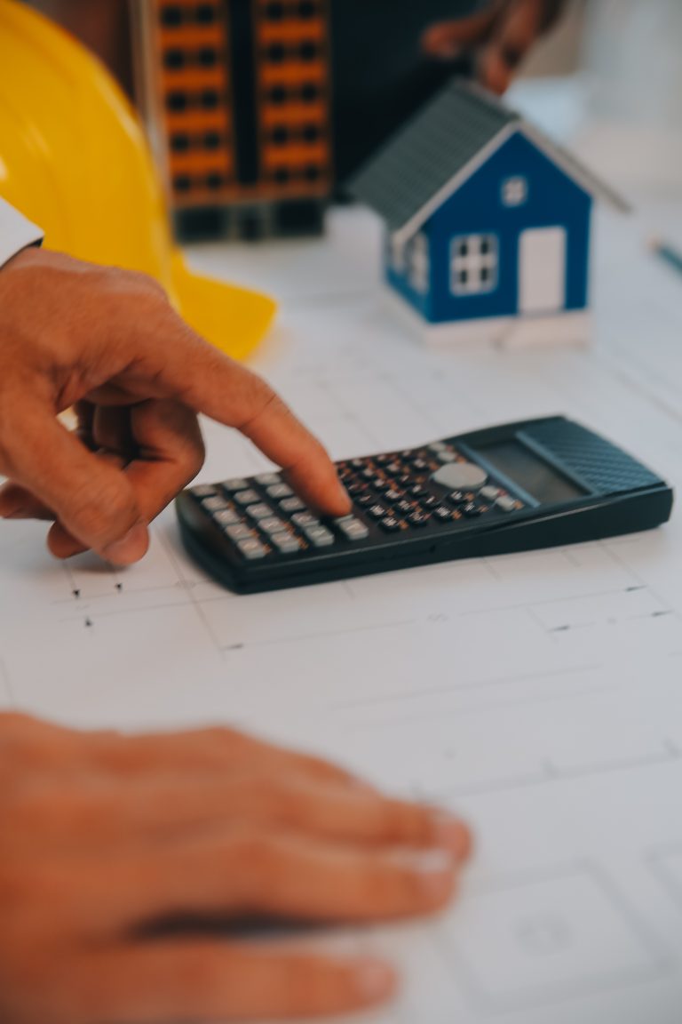 Réunion d'ingénieurs pour discuter de la construction d'une pool house.