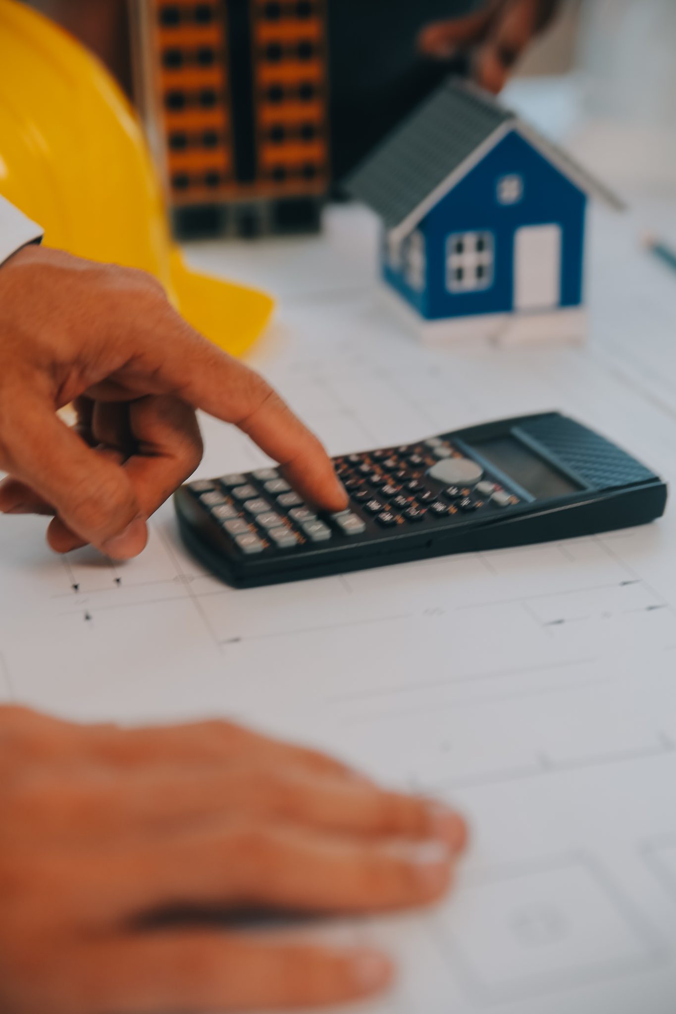 Réunion d'ingénieurs pour discuter de la construction d'une pool house.