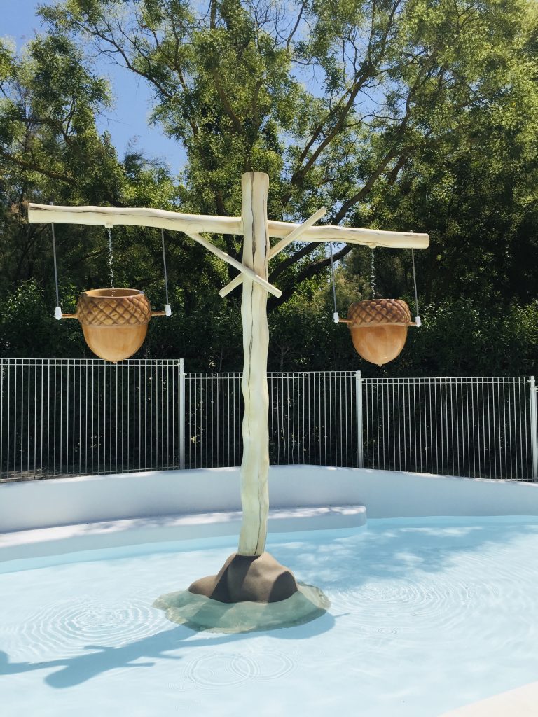 Structure de piscine construite dans un jardin